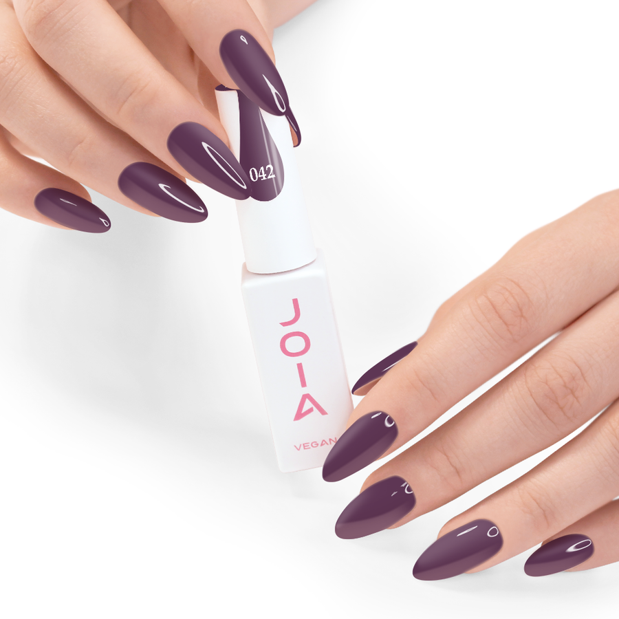 Гел лак 042 JOIA vegan, 6 ml – шишенцето в ръка
