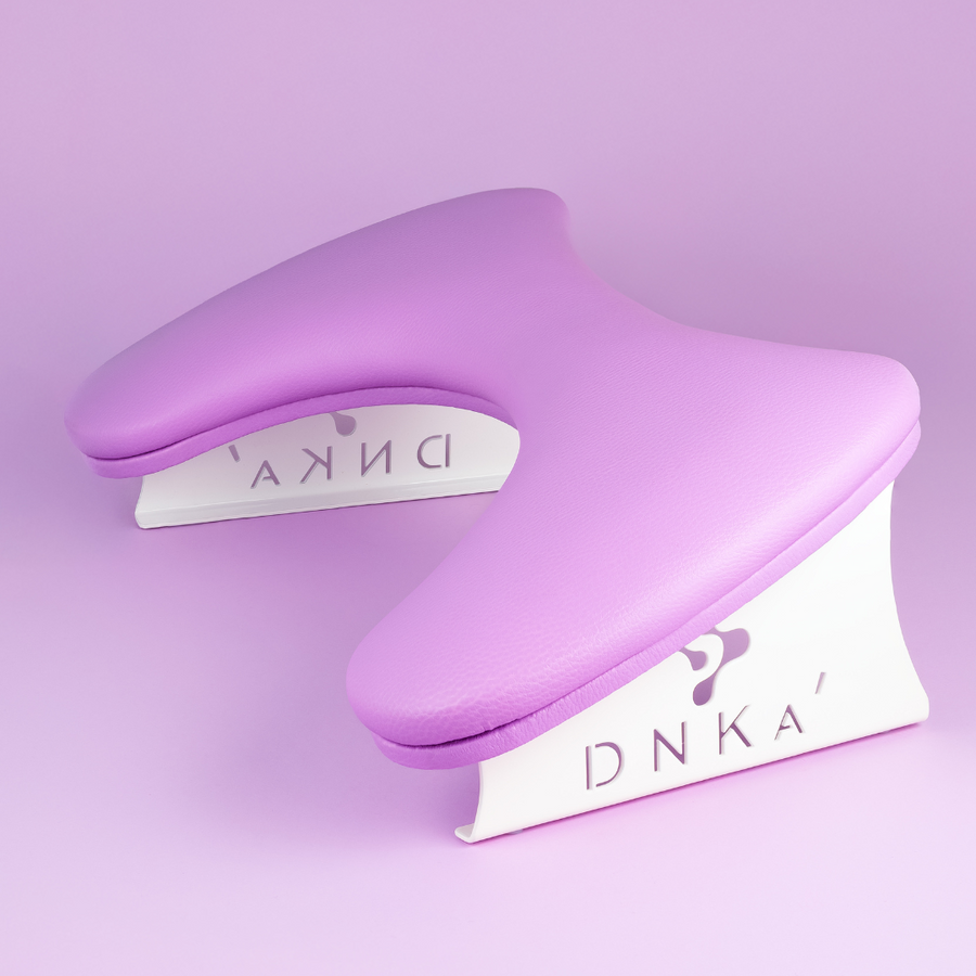 Анатомична поставка за ръка за маникюр „DNKa“, лилава – продуктова снимка на цял кадър